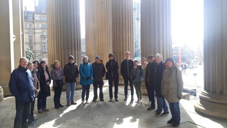 Walk tour group 0312 768x432
