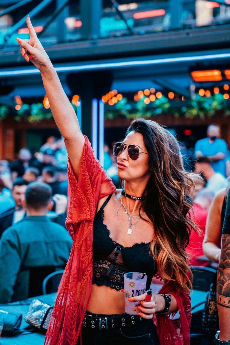 3. Party min 768x1152