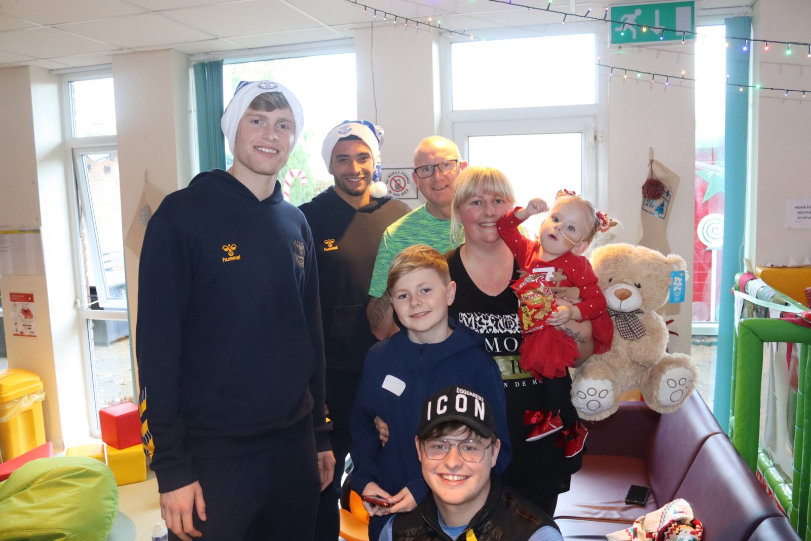 Everton FC make festive trip to Children’s Hospices