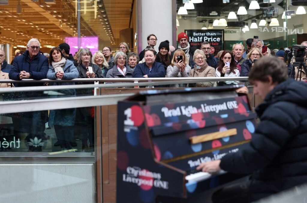 Brad Kella entertains festive shoppers at Liverpool ONE