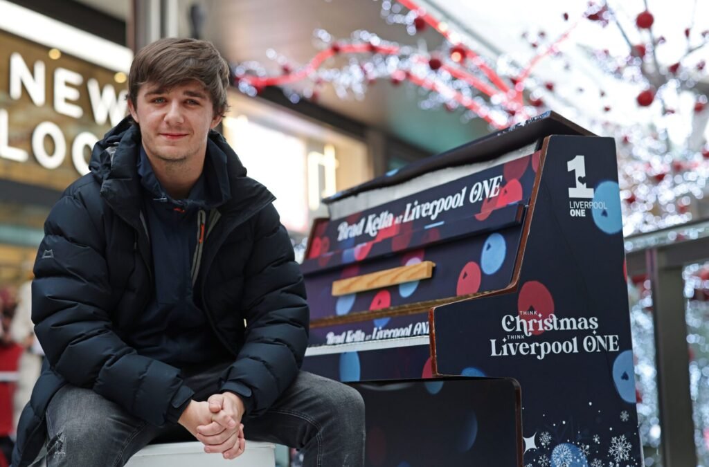 Brad Kella entertains festive shoppers at Liverpool ONE