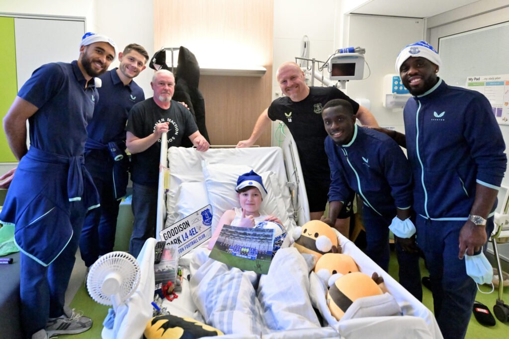 Everton men's senior team visits Alder Hey Children's Hospital