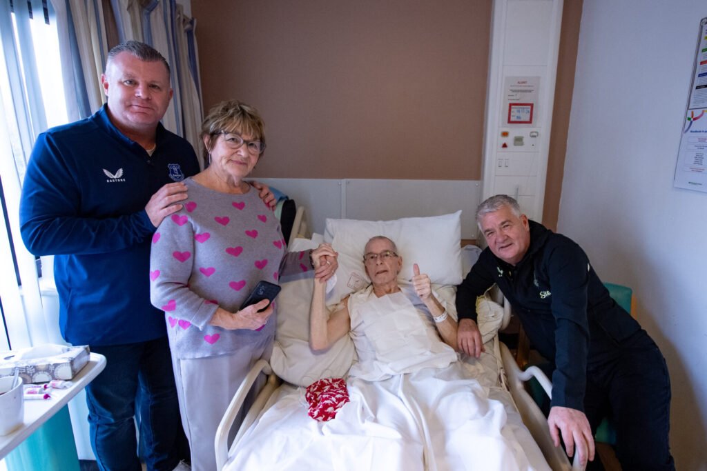 Everton Ambassadors pay christmas visit to Woodlands Hospice