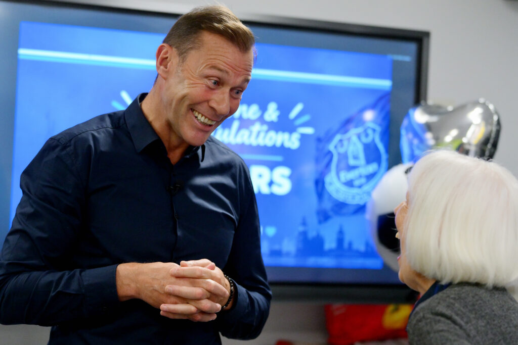 Duncan Ferguson surprises Everton fan who has dedicated 60 years to the NHS